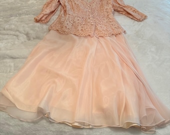 Traje de dos piezas Cachet by Bari Portas Vintage color melocotón, chaqueta de encaje y falda de gasa, talla 13/14.