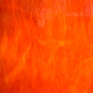 Könnte beinhalten: Abstraktes orange-gelbes Glas mit fließendem, strukturiertem Aussehen. Die Farben verschmelzen und wirbeln, wodurch ein lebendiger und dynamischer visueller Effekt entsteht. Das Glas hat eine glänzende Oberfläche.