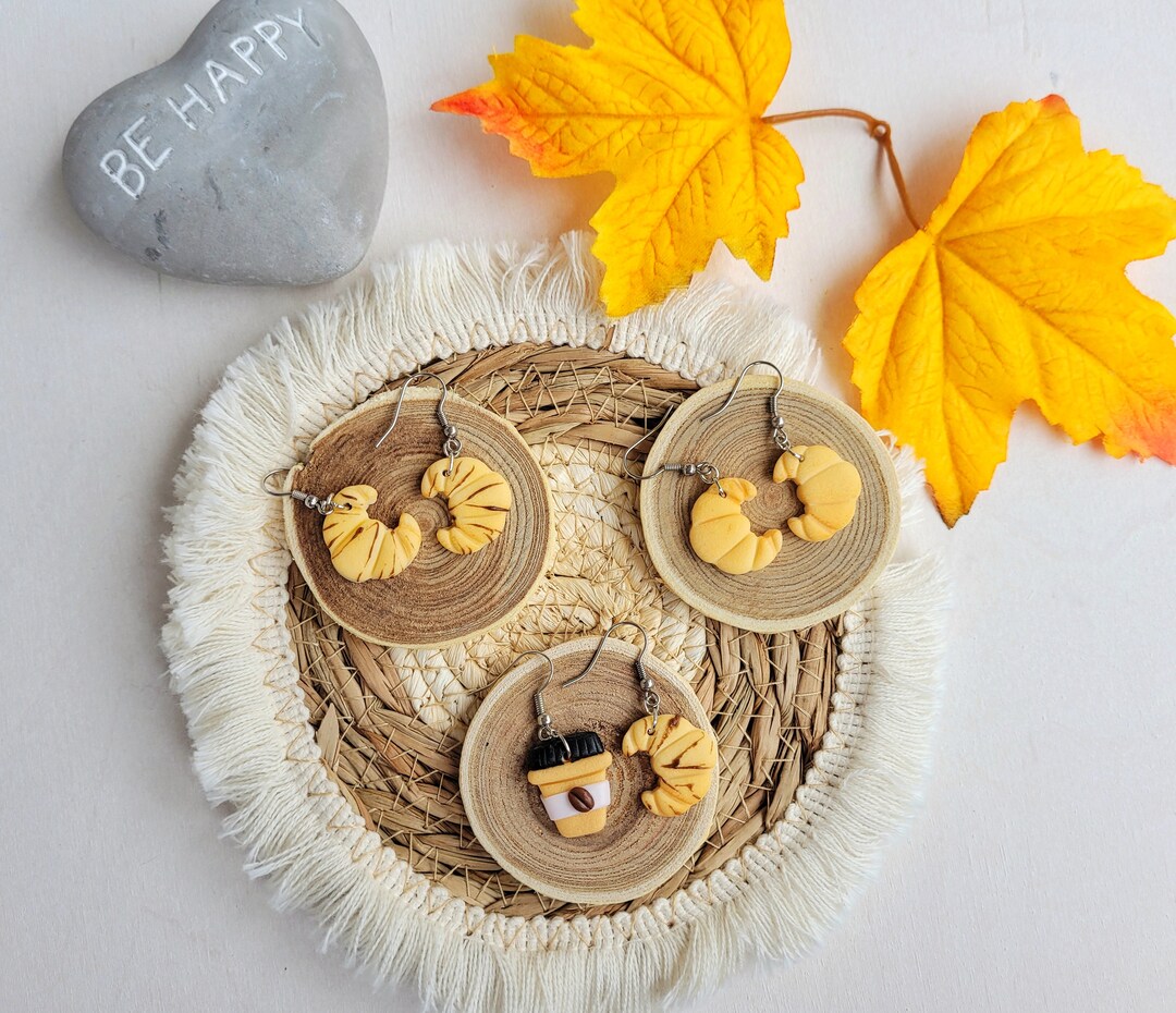 MINI CROISSANT  EARRINGS - GOLD