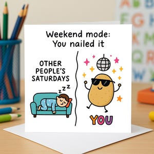 Divertida tarjeta de felicitación de fin de semana con arte de fiesta y adicto al sofá. Tarjeta personalizada para una celebración relajada, relación y buen ambiente. Tarjetas de felicitación.