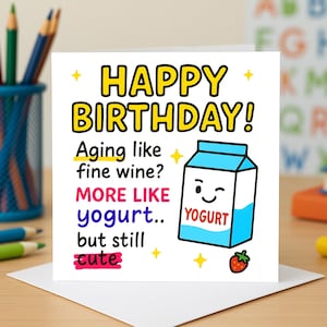 Carte de voeux d'anniversaire yaourt drôle avec blague sur le vieillissement Illustration mignonne de dessin animé Carte de voeux pour une célébration Carte-cadeau Cartes de voeux humour