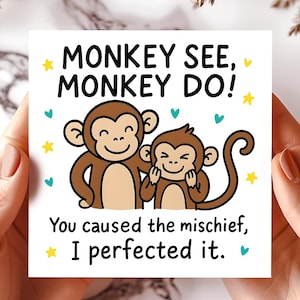 Monkey Mischief Perfected – Divertente biglietto d'auguri per genitori e figli per papà, mamma, festa del papà, compleanno, umorismo, bambini impertinenti, biglietti d'auguri divertenti