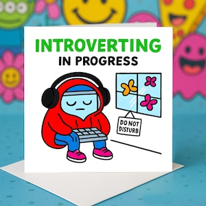 Kaart introvert in uitvoering, grappige wenskaarten, niet storen-grapkaarten, sociale batterijhumor, stille tijd-wenskaarten.