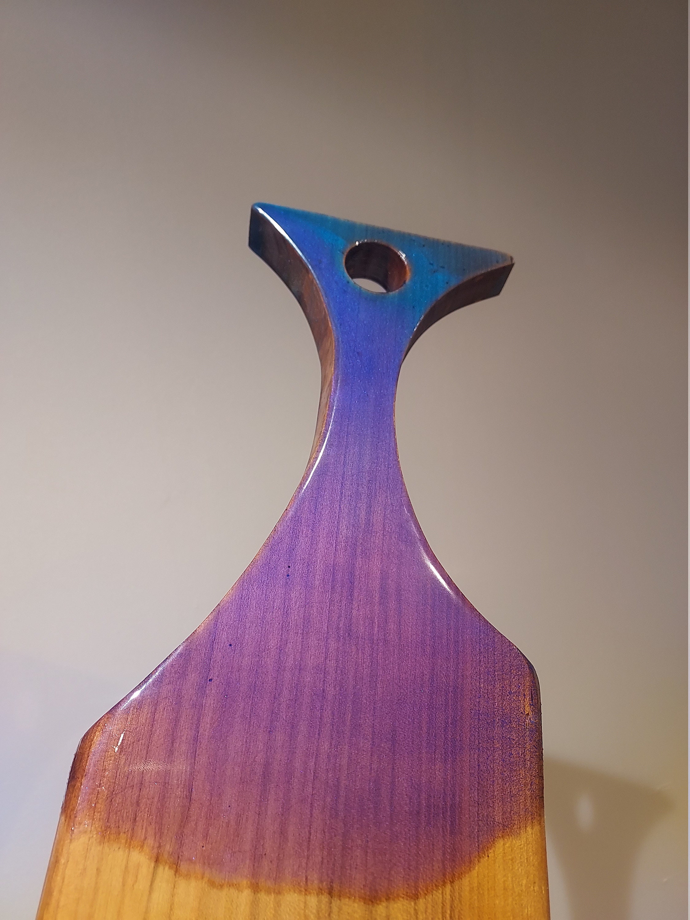 Planche de Présentation Bleu Dégradé Violet - Bois Massif Résine Époxy Modèle Unique