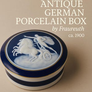 Antieke Fraureuth-kobaltporseleinen sieradendoos – groot neoklassiek strijdwagentafereel van 20 cm