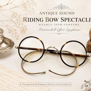 Peut inclure: Lunettes rondes avec une monture à effet écaille de tortue et des branches fines en métal de type riding bow. Le texte sur l'image indique : ANTIQUE ROUND RIDING BOW SPECTACLES EARLY 20TH CENTURY Tortoiseshell Effect Eyeglasses VICTORIAN & EDWARDIAN OPTICAL COLLECTIBLE.