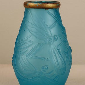 Jarrón Art Déco francés vintage de vidrio, azul esmerilado con relieve de libélula y borde dorado, década de 1930 aproximadamente.