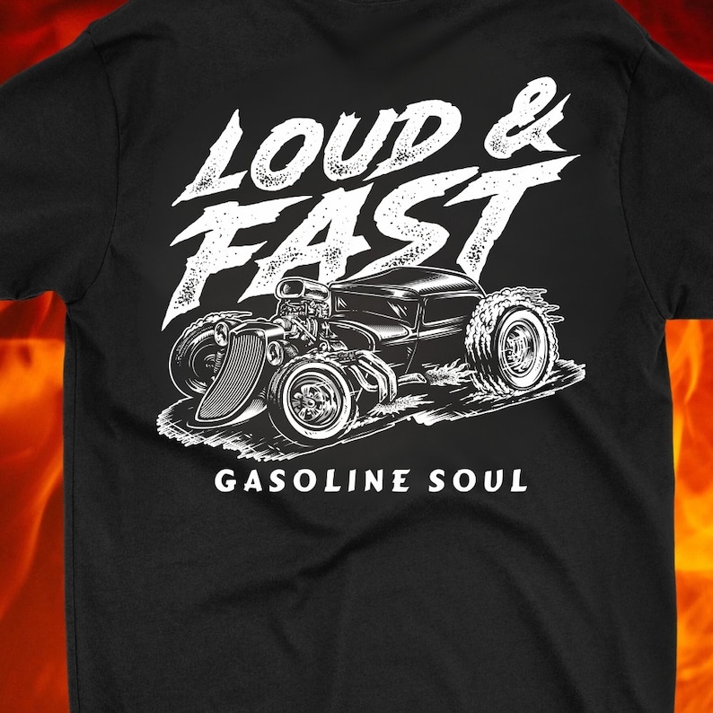 以下が含まれることがあります： 黒いTシャツに、白いホットロッドの車のグラフィックがプリントされています。車の下に「Loud & Fast」と「Gasoline Soul」の文字があります。