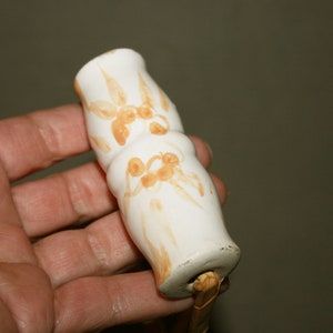 Manche en céramique avec décorations jaunes, 80 mm de long - Grosse perle en porcelaine - Fournitures et composants artistiques pour Vtg • cadeau pour elle • cadeau de Noël