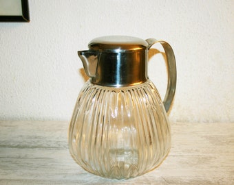 Vintage Karaffe gearbeitetes Glas, Stahloberflächen, Karaffe für Cocktails, Bardekor, Barzubehör, Geschenkidee, zeitloses Geschenk, Geschenk für sie, Filmrequisiten