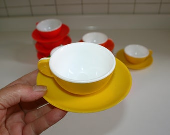 Vintage 1970s | Lot de 6 tasses en plastique bleues, rouges et jaune, gobelet de camping en mélamine - France