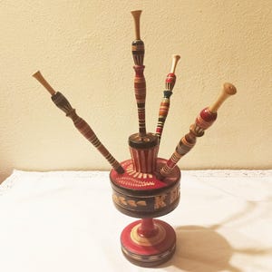 Vintage Wooden Pen Holder - Desk Accessory- Carved Pen Holder- gift for Her/Him • Timeless gift • Movie props-