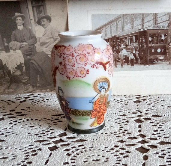 ●JAPANESE MODERN VINTAGE FLOWER VASE ● Vintage Japanese Porcelain Vase, Floral Design (3.5/2.3 Inches