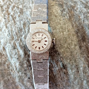 Montre Femme Vintage Avia Mécanique Suisse - 15 Rubis, Cadran Argenté, Pour Collection Ou Réparation
