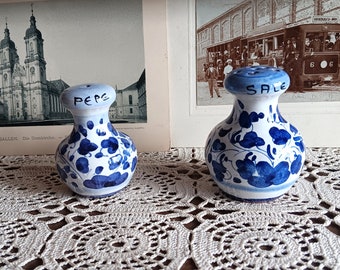 Vintage Salt and Pepper shaker, Deruta, Italy, Hand painted, porcelain, kitchen decoration