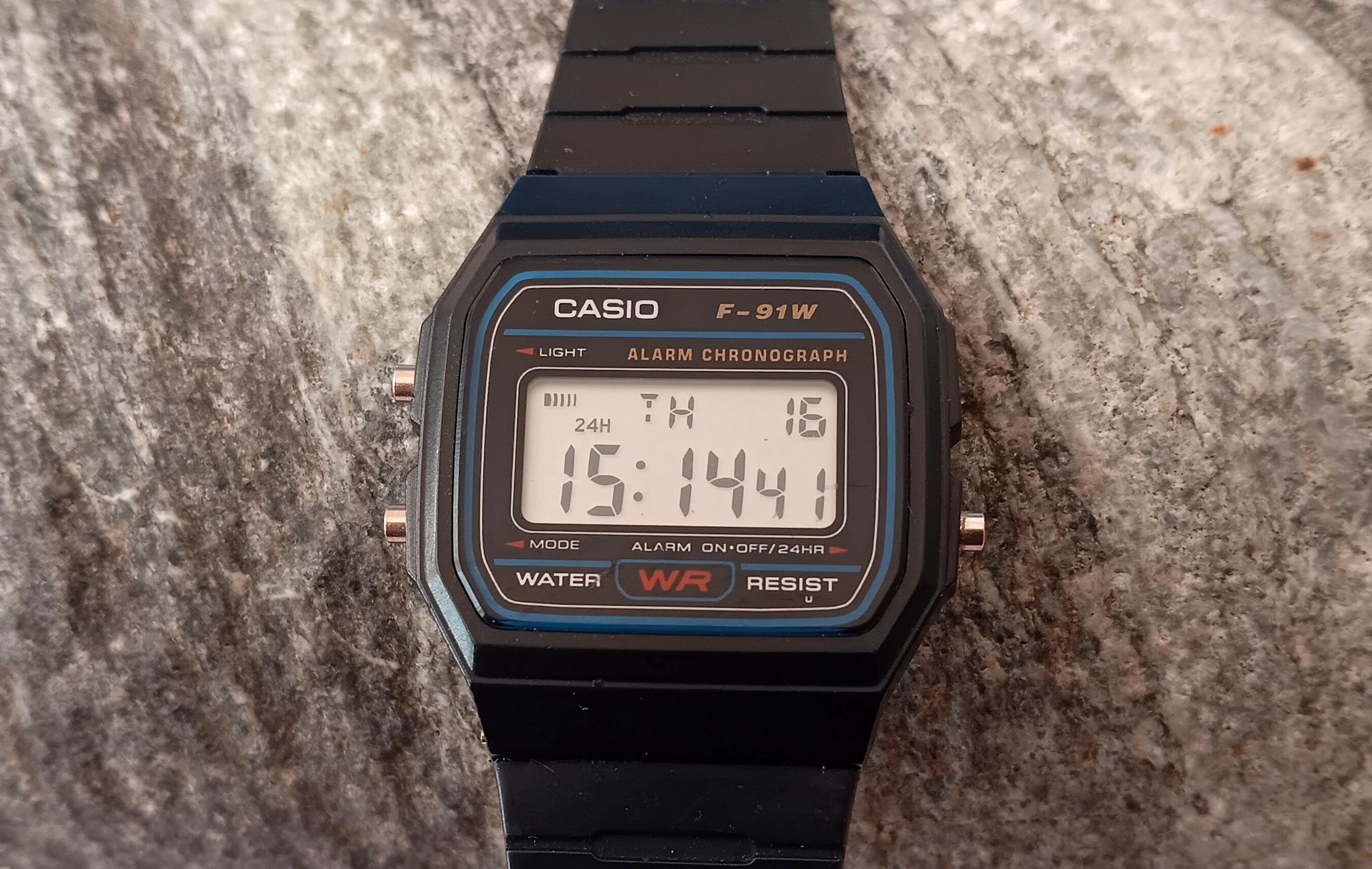 ヴィンテージ腕時計、カシオ、カシオ F-91W、防水、アラーム、クロノ