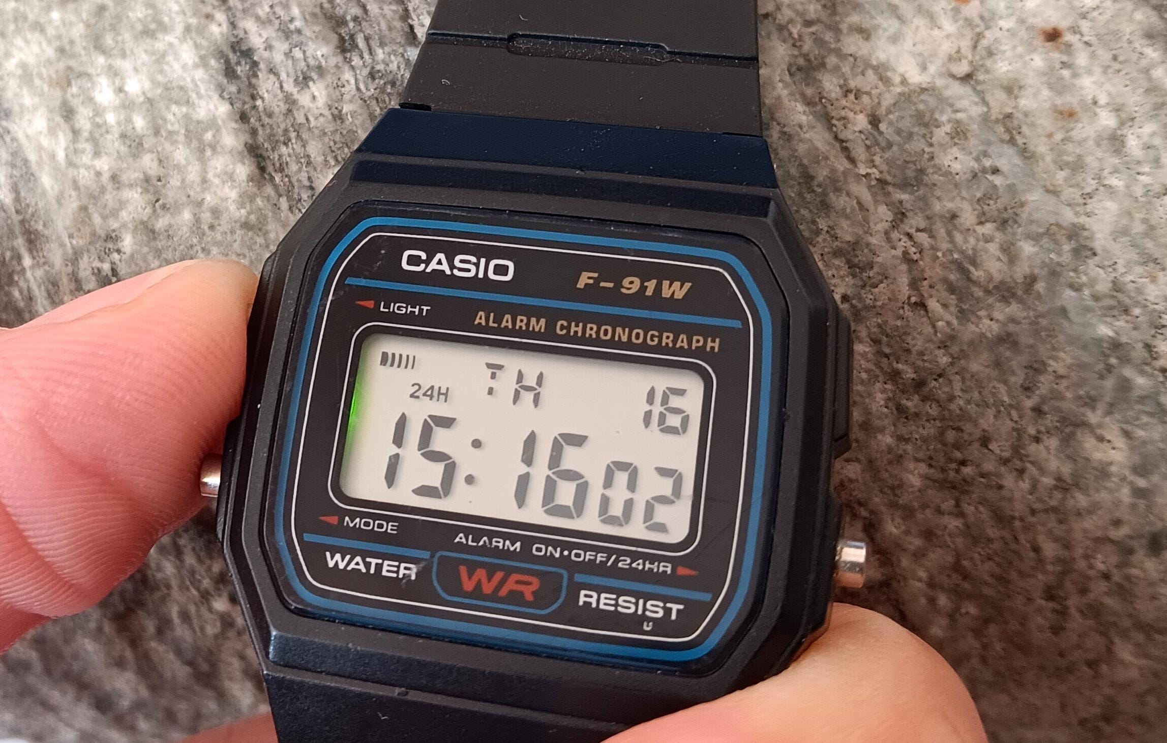 ヴィンテージ腕時計、カシオ、カシオ F-91W、防水、アラーム、クロノ