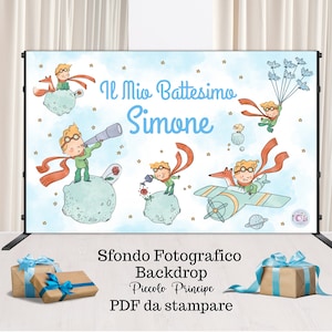 Può includere: Uno sfondo blu e bianco con un'illustrazione ad acquerello del Piccolo Principe. Lo sfondo presenta il testo "Il Mio Battesimo Simone" e le parole "Sfondo Fotografico Backdrop Piccolo Principe PDF da stampare".
