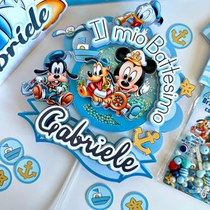Topper torta Battesimo baby topolino e amici. Decorazione torta prim compleanno con dettagli in rilievo 3D e perline effetto shaker.