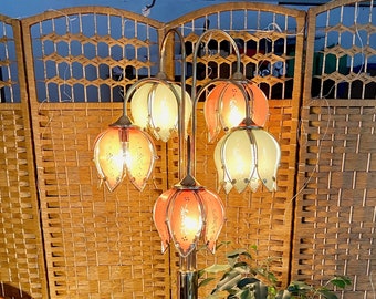 Tulp/lotuslamp van wit en koraalglas. Halverwege de eeuw moderne vintage Hollywood Regency