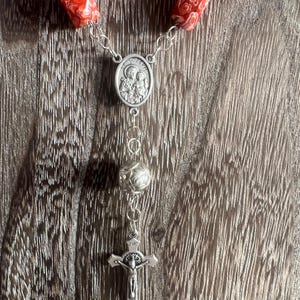 Auto Rosary to dziesiątka różańca, którą trzymasz w samochodzie, wózku golfowym, balkoniku itp. Używaj jej jako znaku wiary i przypomnienia o modlitwie w czasie podróży.
