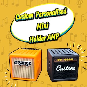 Może przedstawiać: Dwa mini uchwyty na wzmacniacze, jeden pomarańczowy z napisem "ORANGE" i drugi czarny z napisem "Custom". Obrazek zawiera tekst "Custom Personalised Mini Holder AMP" w żółto-niebieskim wzorze.