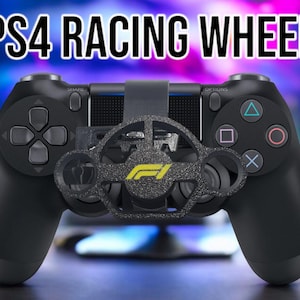 Op de afbeelding: Een zwarte PlayStation 4-controller met een zwarte racewiel-aanbouw. Het racewiel heeft een geel en zwart Formule 1-logo.