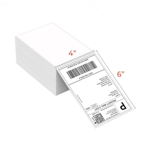 Può includere: Un'etichetta di spedizione Priority Mail 2-Day bianca di 10,16 cm x 15,24 cm con un codice a barre e un codice QR. L'etichetta ha il testo "PRIORITY MAIL 2-DAY" e "USPS TRACKING #" stampato su di essa.