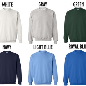 Pu&ograve; includere: Un set di dieci felpe con collo a girocollo in vari colori, tra cui bianco, grigio, verde, blu navy, blu chiaro e blu reale. Le felpe sono tutte dello stesso stile e hanno un design classico a girocollo.