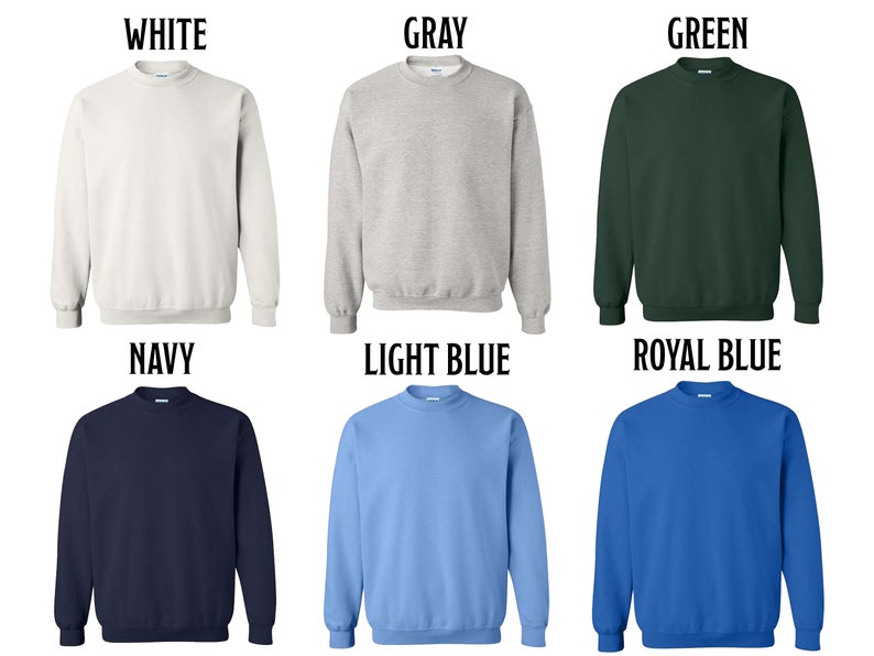Pu&ograve; includere: Un set di dieci felpe con collo a girocollo in vari colori, tra cui bianco, grigio, verde, blu navy, blu chiaro e blu reale. Le felpe sono tutte dello stesso stile e hanno un design classico a girocollo.