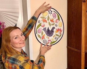 Molde em PDF para mini colcha de Páscoa com coelhinho para pendurar na parede. Ideal para iniciantes. Apliques em patchwork. Tamanho final: 39,4 cm x 39,4 cm. Download instantâneo.