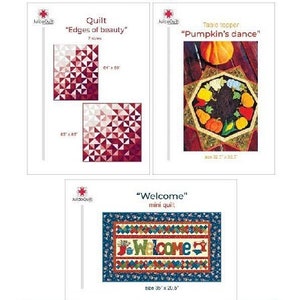 以下が含まれることがあります： 3つのキルトパターン："Edges of beauty" キルト、"Pumpkin's dance" テーブルランナー、"Welcome" ミニキルト。"Edges of beauty" キルトは赤と白のグラデーションパターンです。"Pumpkin's dance" テーブルランナーは、カボチャと秋の収穫物を特徴としています。"Welcome" ミニキルトは、赤、白、青のカラーリングのウェルカムサインを特徴としています。