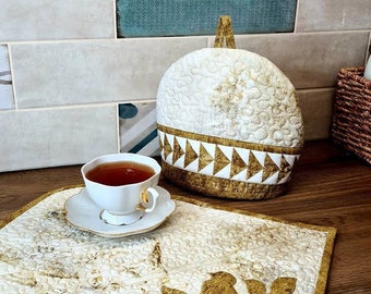 Padrão de "pássaros" aconchegante e guardanapo de chá. Apresenta apliques de bloco "gansos voadores" e quilting de movimento livre. PDF.Download digital.