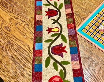 Kit para pendurar na parede "Humor de Romã". O kit inclui tudo o que você precisa para criar uma peça de arte única e encantadora.