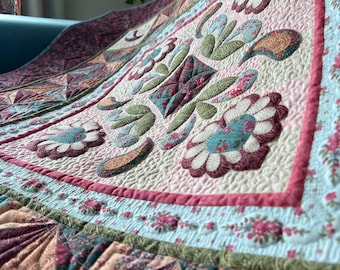 Um dos moldes em PDF mais recentes, especialmente para esta primavera! Crie esta linda colcha para pendurar na parede e use suas cores vibrantes favoritas.