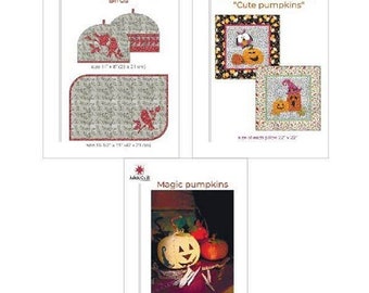 Pacote de padrões 3 em 1. O conjunto inclui padrão aconchegante de chá e guardanapo, conjunto de travesseiros para crianças e decoração de casa de abóboras mágicas. Baixar PDF digitais.