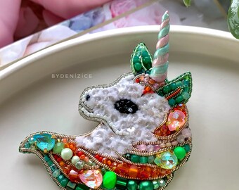 刺繍ユニコーンブローチ：手作りビーズ動物ピン - Etsy 日本