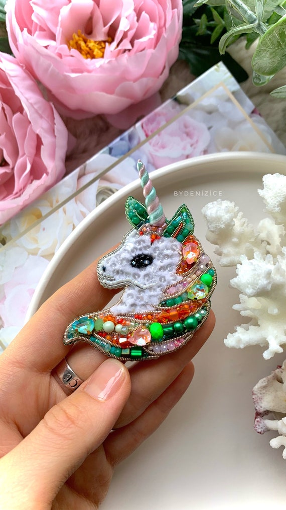 刺繍ユニコーンブローチ：手作りビーズ動物ピン - Etsy 日本
