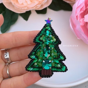 Handmade Christmas tree brooch, beaded Christmas jewelry, green tree brooch, Christmas gift, holiday gift, Noel gift, gift for her