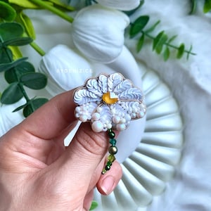 Handmade Daisy Brooch – Beaded Floral Pin – White Flower Embroidery Jewelry – Cute Gift for Her – Nature Inspired Accessory
