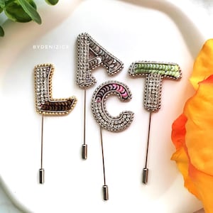 Broche de carta hecho a mano, Broche de nombre de regalo, Broche especial hecho a mano, Broche de carta personalizado, Pin personal hecho a mano, regalo para ella