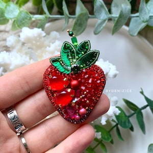 Beaded strawberry brooch, strawberry jewelry, fruit brooch pin, gift for her, christmas gift