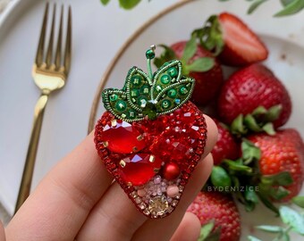 Beaded strawberry brooch, strawberry jewelry, fruit brooch pin, gift for her, Mother’s day gift