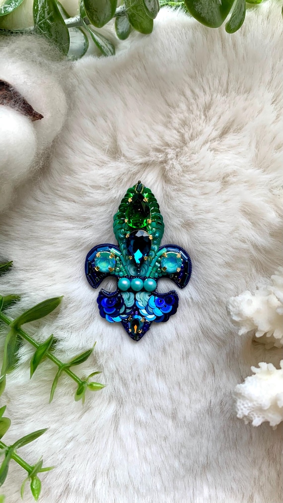 Broche En Peau (cuir) Motif Lys Avec Cristaux - Accessoire Fait Main Pour Femme | Bijou Artisanal Argenté
