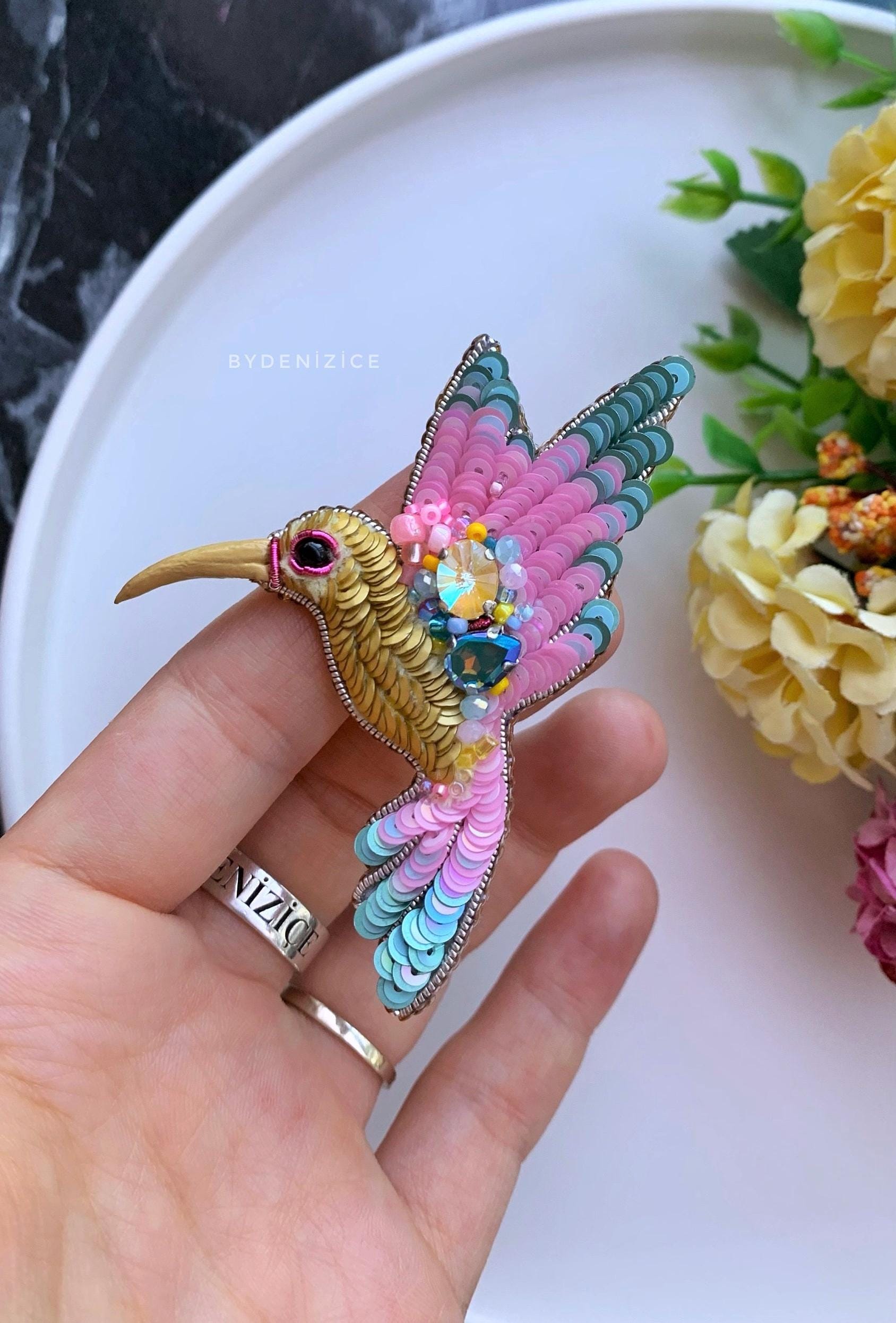 Spilla vintage anni '60 a forma di uccello color oro con occhio di strass color smeraldo - Italia