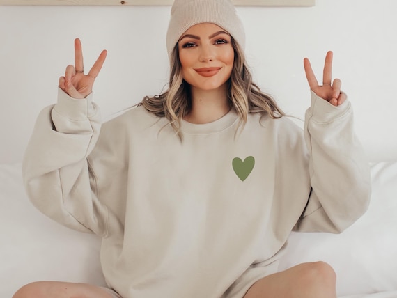 Olive Herz Sweatshirt, Herz Pullover, Liebe Sweatshirt, Muttertag, Yoga Sweatshirt, Meditation Sweatshirt, Geschenk für Sie, Liebe Pullover