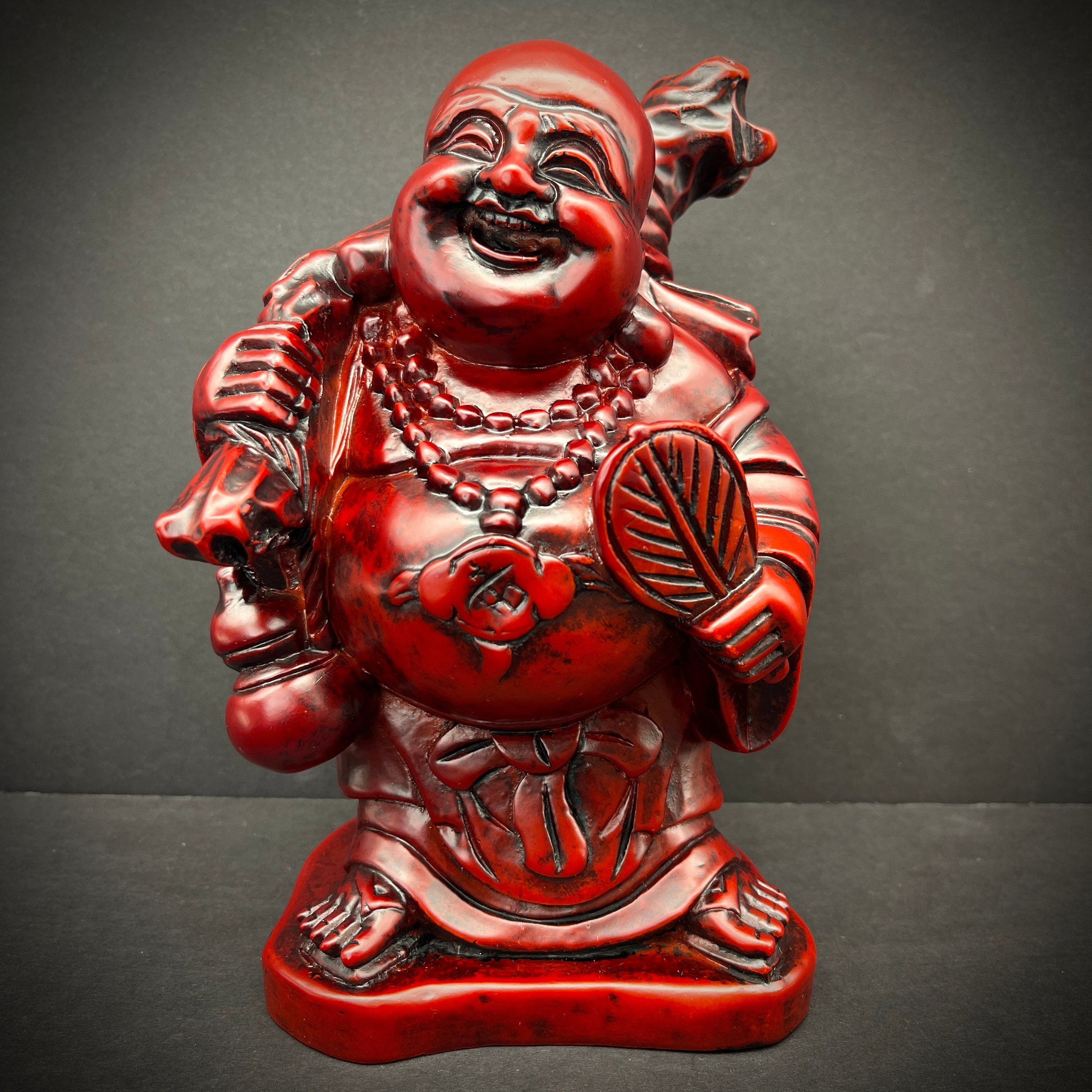 Estatua china de Buda de la Suerte y la Felicidad: figura de Budai Hotei  sonriente de resina roja, decoración asiática estilo Feng Shui chinoiserie,  estilo vintage oriental. - Etsy México, image size:3000x3000