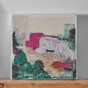 Op de afbeelding: Abstract schilderij op canvas met een wit wolfsilhouet in een landschap van roze, groene en gele penseelstreken. Het schilderij heeft een textuur en de tekst "10372" is zichtbaar in de rechterbenedenhoek.