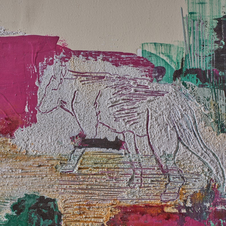 Op de afbeelding: Abstract schilderij met een wit wolfsilhouet op een textuur achtergrond. De wolf is wit omlijnd en heeft een roze en groene achtergrond.