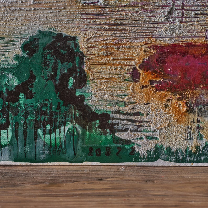 Op de afbeelding: Abstract schilderij op canvas met groene, bruine, witte en rode verf. Het schilderij heeft een textuur en de datum "20872" is onderaan in zwarte verf geschreven.